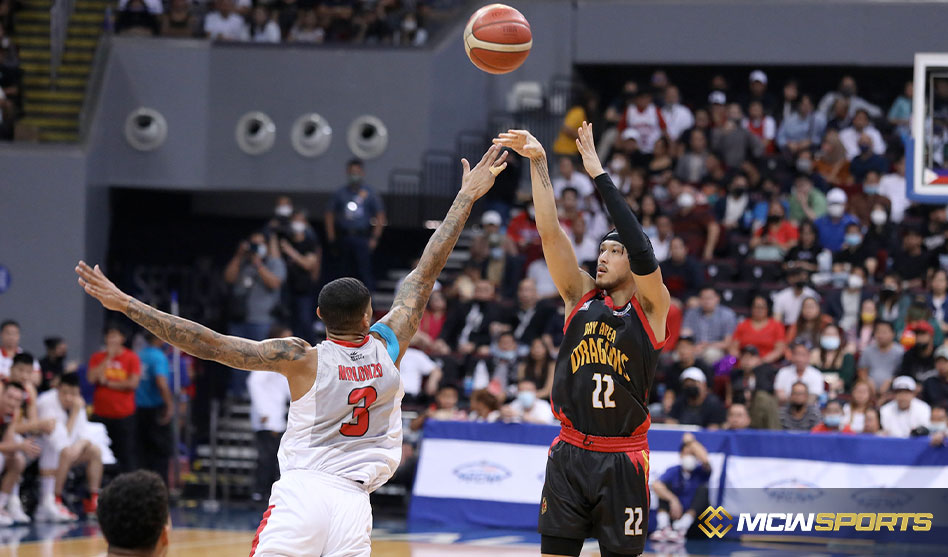 Ginebra Gin Kings Fend Off Bay Area Dragons with Fierce Play