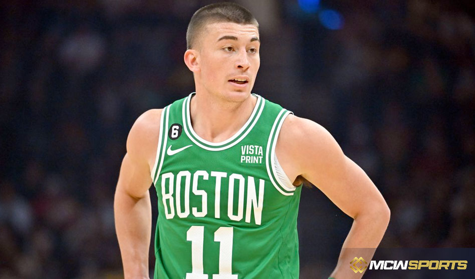 Pritchard signs a contract extension and starts for the Celtics in the preseason