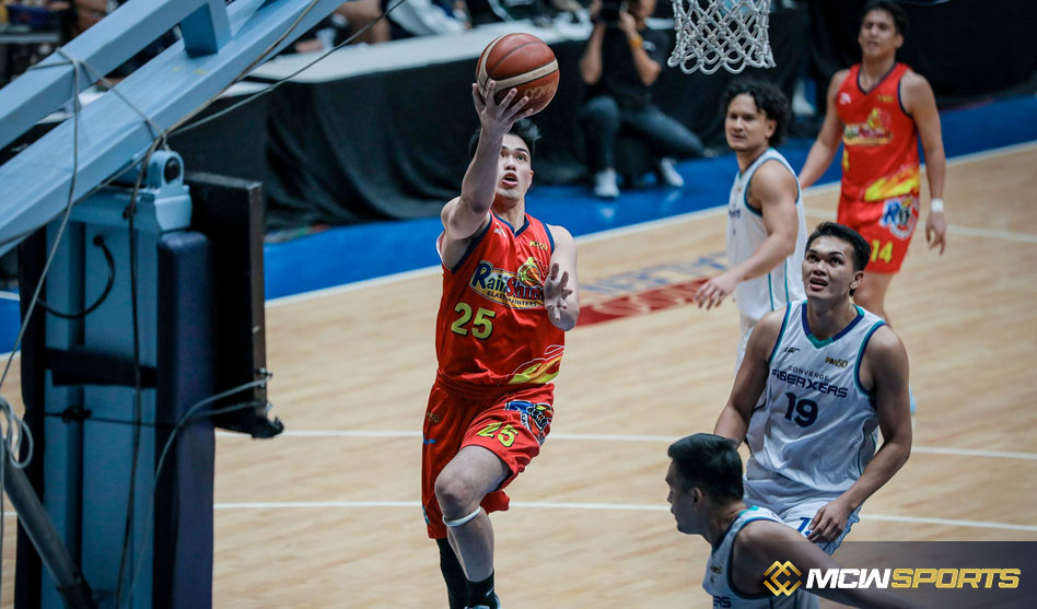 As Rain or Shine surges past Converge, Yeng commends Malonzo for his outstanding performance